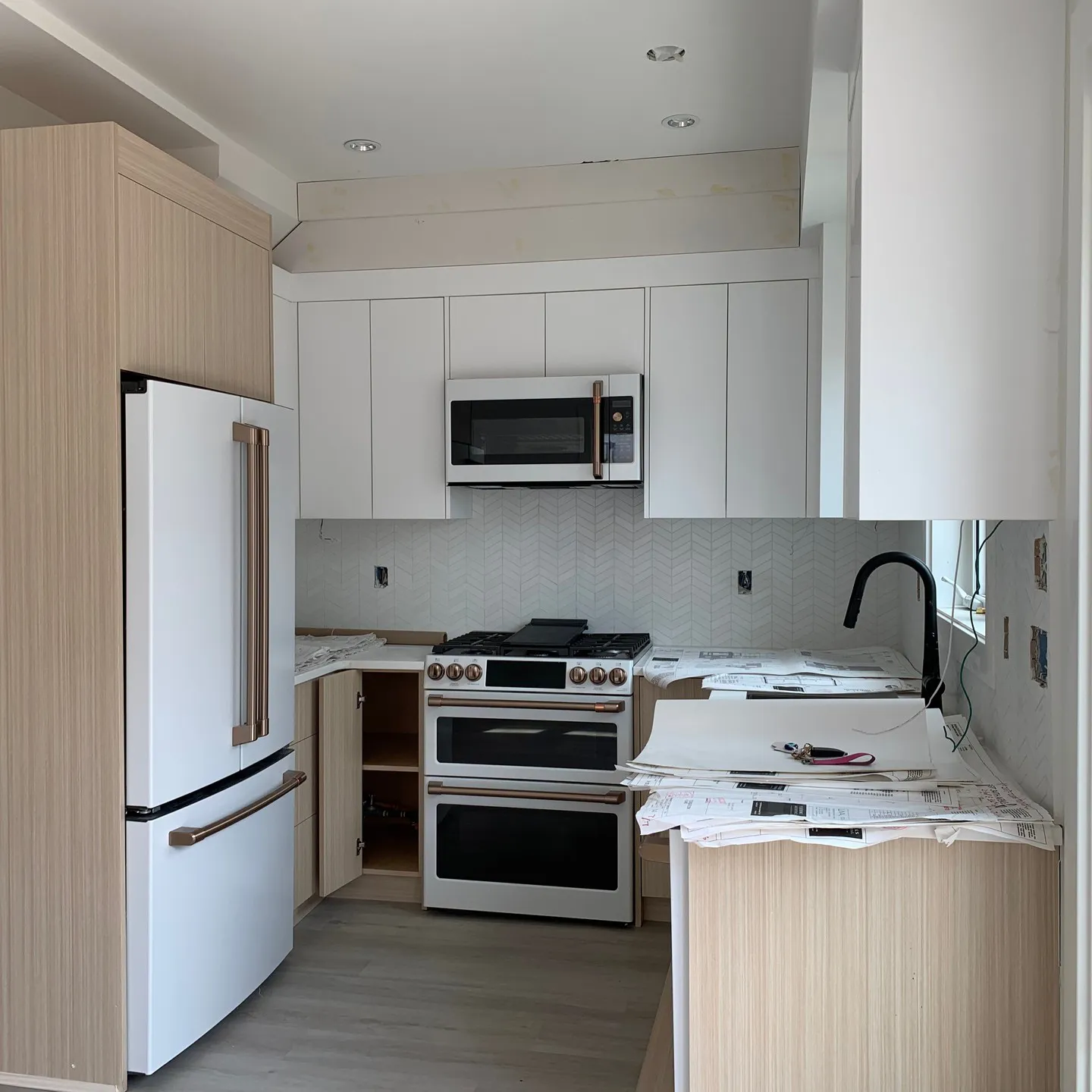 Matte white board & wood grain board mixed kitchen