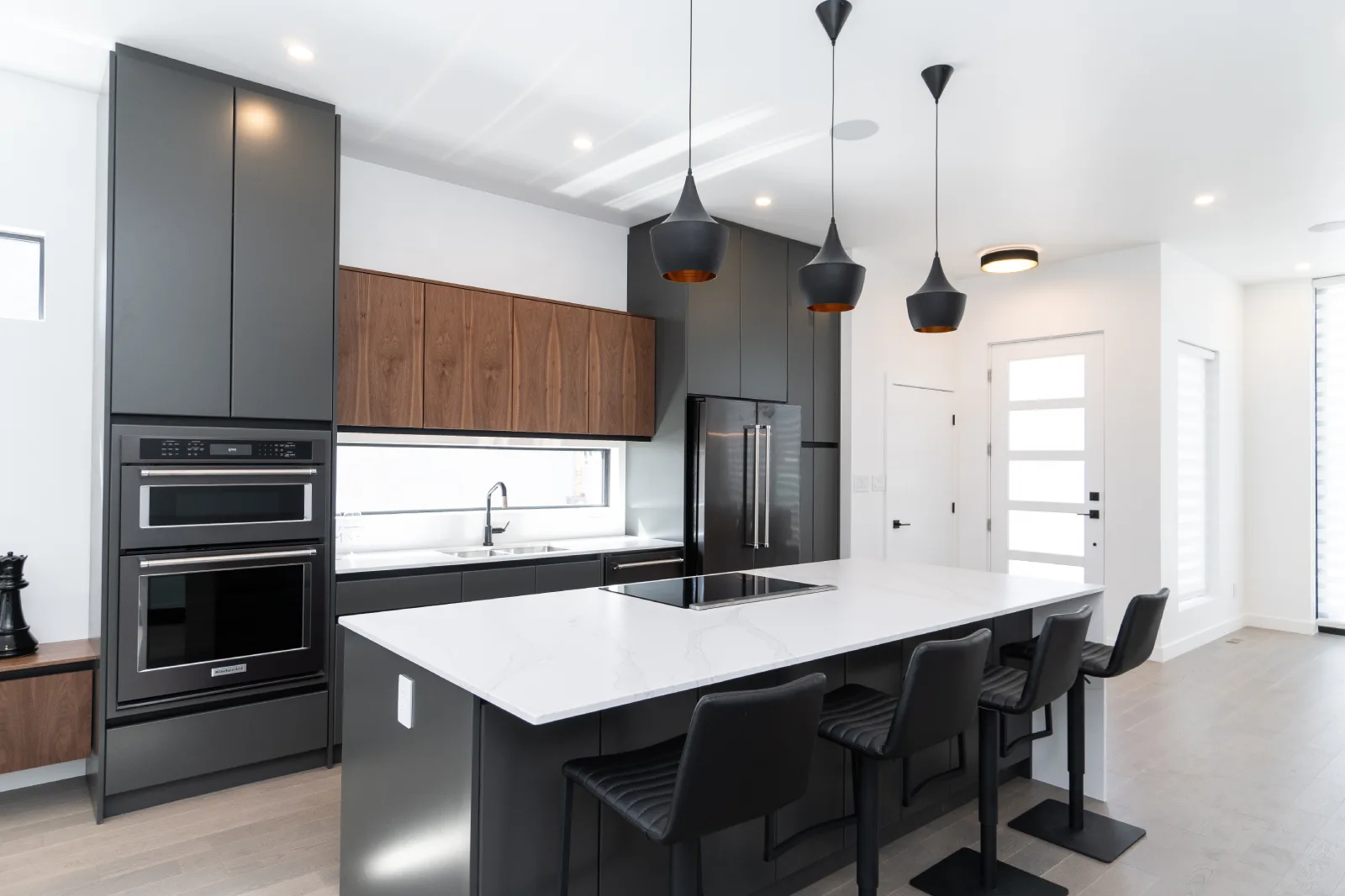 Black and White Contemporary Kitchen