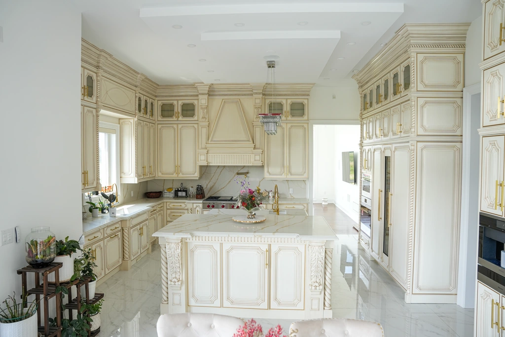 Kitchen / Custom Cabinets