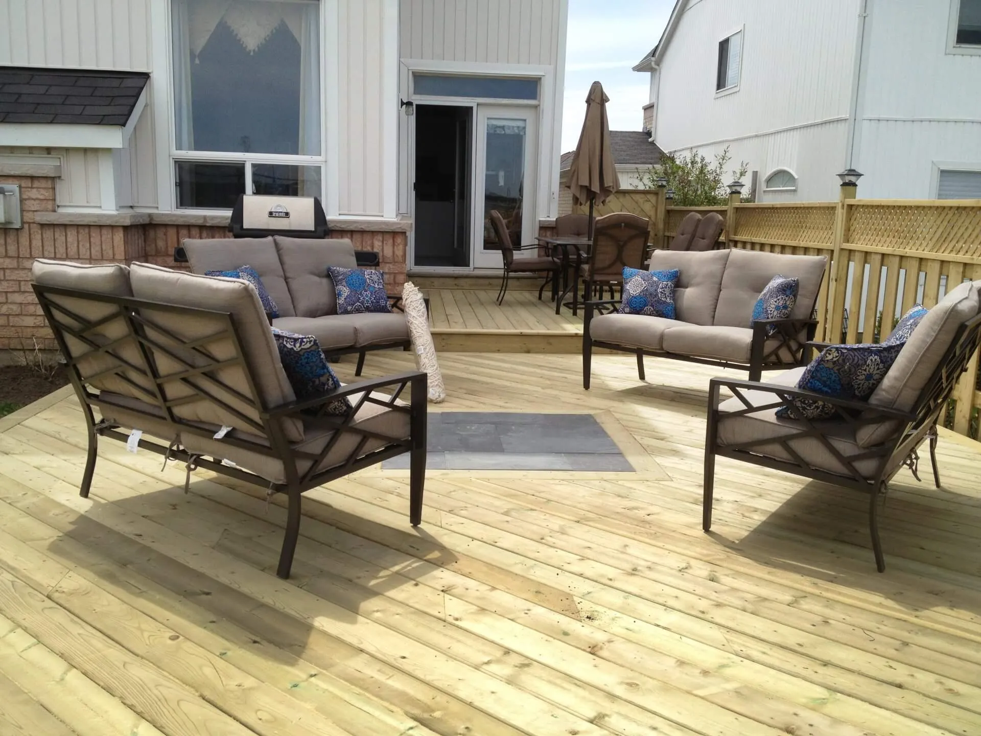 BACKYARD CUSTOM DECKS & LIVING SPACES